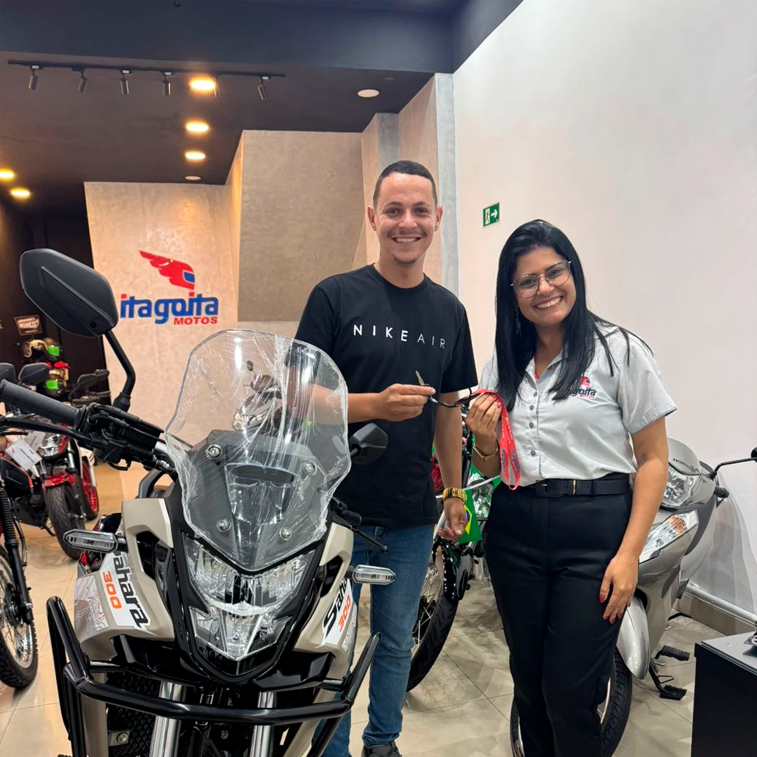 Davi Araujo com sua moto Honda
