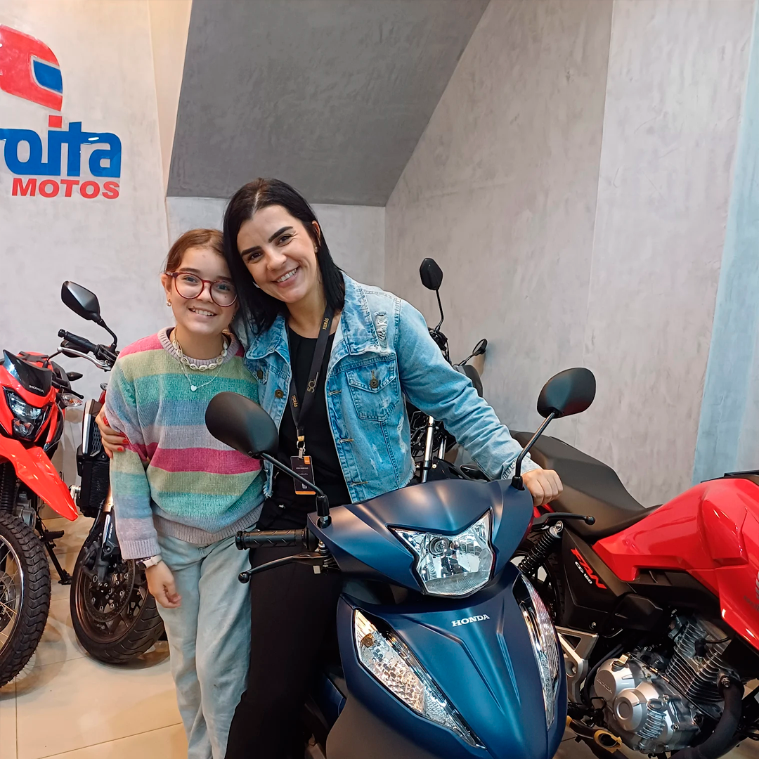 Kyra com sua moto Honda